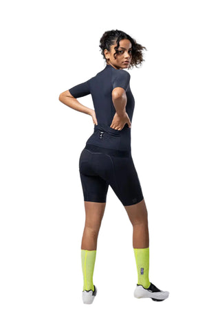 Vista posteriore maglia ciclismo Gobik CX Solid HK indossata da donna, con tasche posteriori e taglio anatomico pensato per performance aerodinamiche su strada.