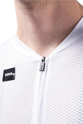 Maglia da ciclismo unisex Gobik Carrera 2.0 Chalk, particolare della zip autobloccante e tessuto microforato traspirante per una ventilazione eccellente.