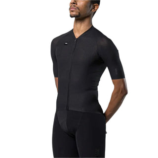 Maglia nera Gobik Phantom da ciclismo uomo vista frontale obliqua, maniche a taglio vivo e vestibilità aerodinamica