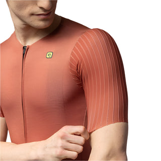 Dettaglio manica maglia Alé PRR uomo con tessuto microforato e vestibilità racing fit per ciclismo professionale