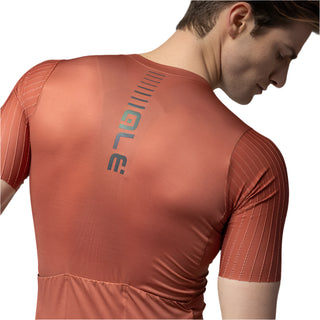 Dettaglio tessuto tecnico maglia Alé PRR retro manica elasticizzata con struttura aerodinamica