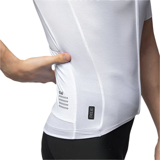 Maglia ciclismo Alé PR-E bianca da uomo indossata, vestibilità race fit aderente e maniche taglio vivo con struttura a costine.