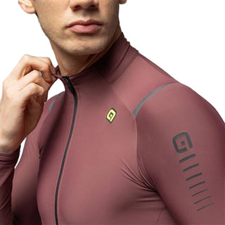 Dettaglio chiusura zip maglia ciclismo uomo Alé Warm Race R EV1 colore burgundy – tessuto elasticizzato, logo Alé rifrangente – comfort e funzionalità in ogni pedalata.