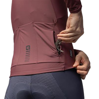 Dettaglio tasche posteriori maglia Alé Warm Race R EV1 burgundy – taschino con zip sicura per chiavi e oggetti – maglia ciclismo uomo performante, design tecnico.