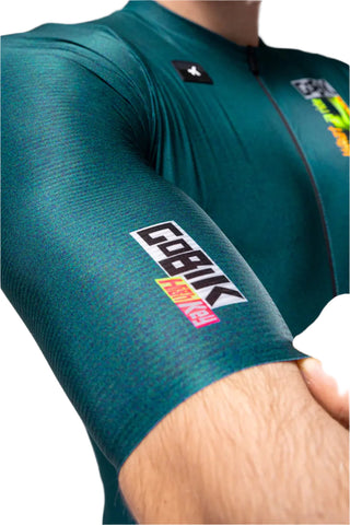 Primo piano manica maglia Gobik High Key da ciclismo, logo stampato e struttura a compressione per massime prestazioni.