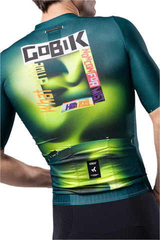 Dettaglio posteriore maglia Gobik ciclismo con grafica accesa e tasche portaoggetti integrate per lunghe uscite su strada.