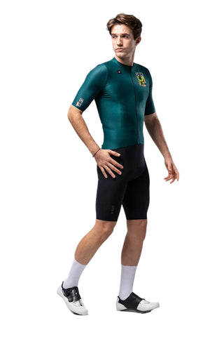 Maglia Gobik da ciclismo indossata, taglio anatomico racing fit e tessuto ad alte prestazioni per ciclismo su strada.