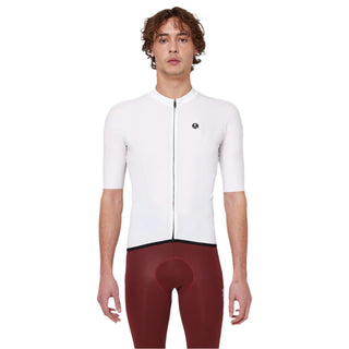 Vista frontale maglia Pissei PrimaPelle bianca, design minimal con zip integrale e taglio ergonomico da gara.