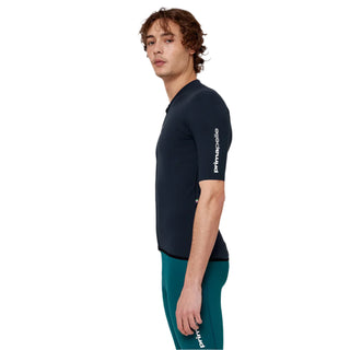 Dettaglio manica maglia ciclismo Pissei PrimaPelle con logo primapelle ben visibile – jersey da ciclismo aerodinamica, aderente, ideale per prestazioni elevate.