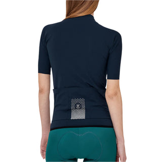 Maglia ciclismo donna Pissei blu scuro manica corta indossata retro – tasche posteriori capienti e inserti riflettenti per sicurezza e funzionalità su strada
