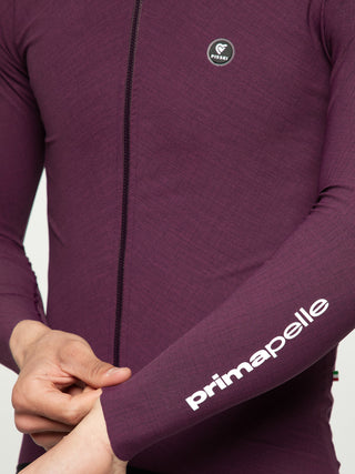 Dettaglio maglia ciclismo Pissei PrimaPelle manica lunga color bordeaux, tessuto tecnico elasticizzato con struttura traspirante e finiture di alta qualità per prestazioni professionali.