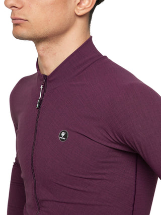 Maglia Pissei PrimaPelle bordeaux da ciclismo manica lunga, vista del logo Pissei riflettente sul petto e zip integrale per un comfort aerodinamico durante l’attività sportiva.