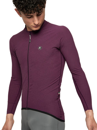 Dettaglio tessuto maglia Pissei PrimaPelle bordeaux manica lunga, superficie microtesturizzata e cuciture rinforzate per massimo comfort termico.