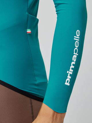 Dettaglio manica maglia Pissei PrimaPelle – logo Primapelle ricamato e bandiera italiana simbolo di qualità Made in Italy.