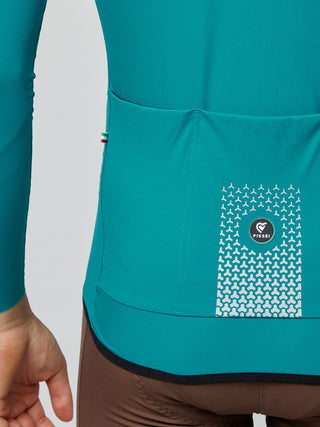 Dettaglio tasca posteriore maglia Pissei PrimaPelle – logo riflettente e cuciture rinforzate per resistenza e visibilità.
