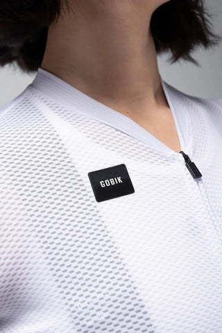Maglia ciclismo Gobik Carrera 2.0 unisex, dettaglio logo sul petto, tessuto traforato ultraleggero per massimo comfort durante le uscite in bici.