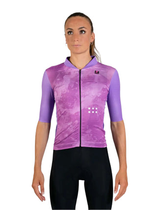 Maglia tecnica da ciclismo Pissei Tempo donna, vista frontale, con grafica sfumata lilla, zip centrale e pannelli aerodinamici per comfort e performance.