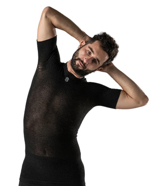 Maglia intima ciclismo uomo SILVERSKIN PRIMO manica corta indossata durante stretching con elevata elasticità e comfort.