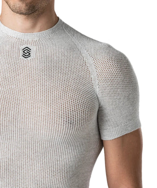 Dettaglio spalla maglia intima ciclismo SILVERSKIN Primo, trama tecnica traspirante studiata per comfort e libertà di movimento.