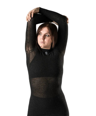 Maglia intima a manica lunga girocollo SILVERSKIN Primo indossata durante movimento di stretching.