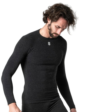 Maglia intima ciclismo uomo Silverskin stay fresh manica lunga girocollo indossata vista tre quarti base layer tecnico traspirante.