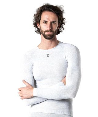 Maglia intima ciclismo uomo Silverskin stay fresh manica lunga girocollo indossata vista frontale base layer tecnico traspirante.
