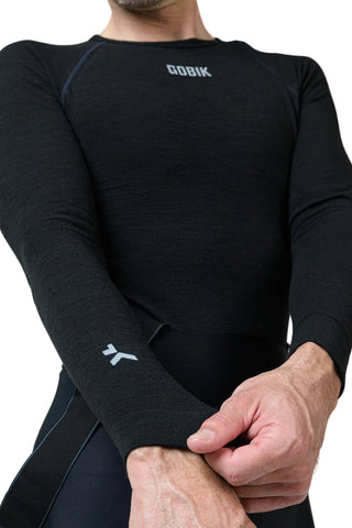 Dettaglio maglia termica Gobik Winter Merino uomo nera, tessuto in lana merino traspirante e morbido per ciclismo in condizioni fredde.