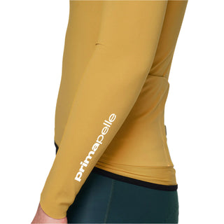 Dettaglio manica maglia ciclismo uomo Pissei PrimaPelle giallo – tessuto termico aderente con logo primapelle stampato per look tecnico e identità distintiva.