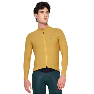 Maglia ciclismo uomo Pissei giallo manica lunga indossata – fit aerodinamico con zip integrale e costruzione termica per allenamenti in stagione fredda.
