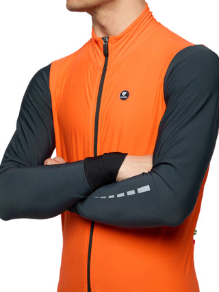 Dettaglio maniche maglia Pissei Monviso arancione e nera, polsini ergonomici e tessuto tecnico per isolamento termico e libertà di movimento.