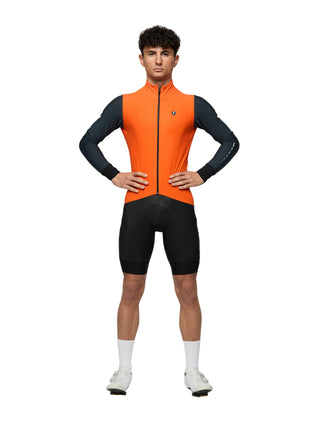 Maglia Pissei Monviso arancione e nera indossata, taglio aderente e design aerodinamico ideale per il ciclismo su strada in climi freddi.