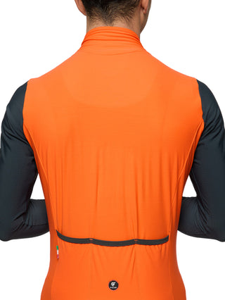 Dettaglio schiena maglia Pissei Monviso arancione e nera, tasche posteriori con finiture rinforzate e logo Pissei riflettente.