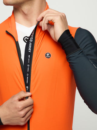Dettaglio zip maglia Pissei Monviso arancione e nera, struttura traspirante con interno felpato per calore e ventilazione ottimale durante la pedalata.