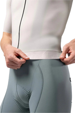 Dettaglio dell'orlo inferiore elasticizzato della maglia da ciclismo Gobik CX Solid Argonite avorio.