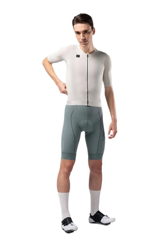Uomo che indossa maglia da ciclismo Gobik CX Solid Argonite bianca, zip nera a contrasto.