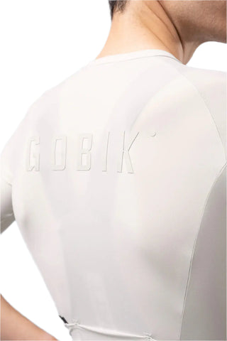 Dettaglio del logo Gobik embossato sulla parte alta posteriore della maglia da ciclismo CX Solid Argonite avorio.