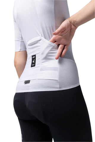 Maglia da ciclismo unisex Gobik Carrera 2.0 Chalk, dettaglio delle tasche posteriori elasticizzate e cuciture ergonomiche per massima funzionalità su strada.