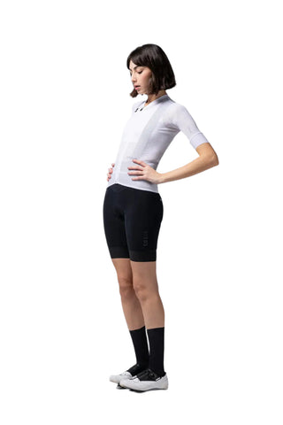 Maglia da ciclismo unisex Gobik Carrera 2.0 colore bianco Chalk, vestibilità ergonomica slim fit e design minimale per performance estive elevate.