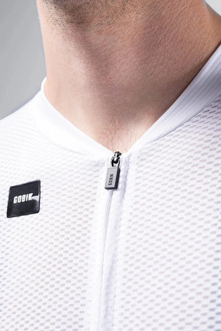 Maglia da ciclismo unisex Gobik Carrera 2.0 Chalk, particolare della zip autobloccante e tessuto microforato traspirante per una ventilazione eccellente.