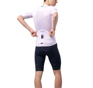 Maglia Gobik Carrera Mercury unisex da ciclismo, vista posteriore indossata, con design ergonomico e dettagli tecnici per ciclismo su strada e gravel.