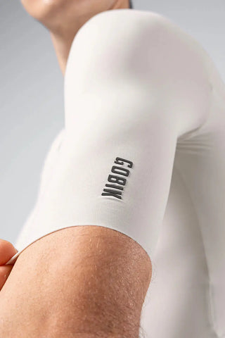 Dettaglio della manica con scritta Gobik sulla maglia da ciclismo CX Solid Argonite bianca, vestibilità ultra fit.