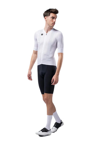 Maglia da ciclismo Gobik Carrera 2.0 unisex Chalk, vista laterale con maniche aerodinamiche a taglio vivo e tessuto elasticizzato ad alta traspirazione.