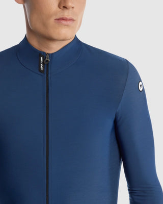 Dettaglio manica maglia ciclismo Assos MILLE GT Spring Fall Jersey C2 blu da uomo.