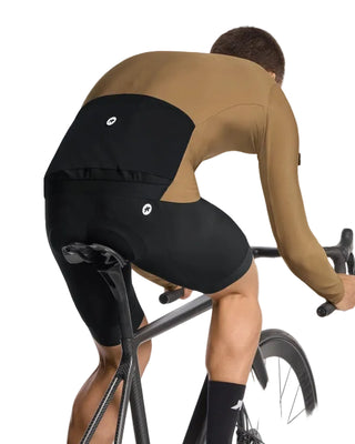 Maglia ciclismo uomo Assos MILLE GT Spring Fall Jersey C2 bronzo manica lunga vista tre quarti posteriore.