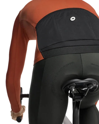 Dettaglio posteriore maglia ciclismo uomo Assos MILLE GT Spring Fall Jersey C2 manica lunga marrone con tasche posteriori.