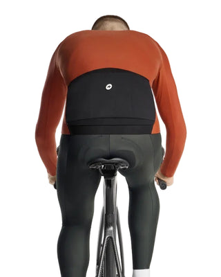 Maglia ciclismo uomo Assos MILLE GT Spring Fall Jersey C2 manica lunga marrone indossata vista posteriore.