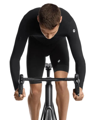 Maglia ciclismo uomo Assos Mille GT Spring Fall Jersey C2 manica lunga colore nero indossata vista frontale.
