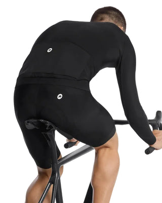 Maglia ciclismo uomo Assos Mille GT Spring Fall Jersey C2 manica lunga colore nero vista tre quarti posteriore indossata.