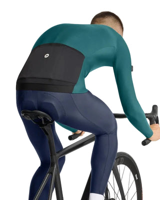 Maglia ciclismo uomo Assos MILLE GT Spring Fall Jersey C2 verde vista tre quarti posteriore su bici da strada.