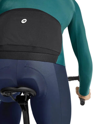 Maglia ciclismo uomo Assos MILLE GT Spring Fall Jersey C2 verde indossata, vista posteriore in posizione di guida.